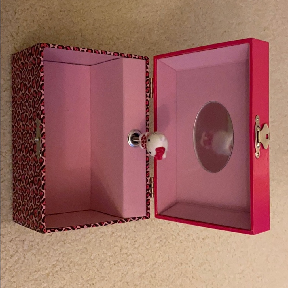 Hello Kitty accessory music box